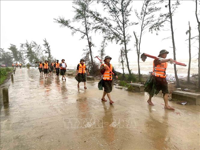 Hàng nghìn lượt cán bộ, chiến sỹ lực lượng vũ trang và nhân dân đã được huy động để gia cố tuyến đê Hội Thống (xã Đan Hải). Ảnh: Hữu Quyết - TTXVN