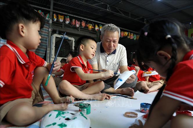Học sinh Trường Mầm non Happy Montessori phường Mỹ Hào, tỉnh Hưng Yên trải nghiệm phương pháp làm đồ chơi truyền thống tại thôn Ông Hảo, xã Nguyễn Văn Linh. Ảnh: Thế Duyệt – TTXVN