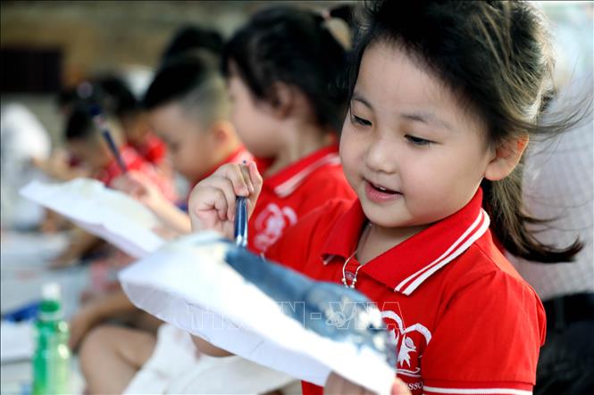 Học sinh Trường Mầm non Happy Montessori phường Mỹ Hào, tỉnh Hưng Yên thích thú khi trải nghiệm phương pháp làm đồ chơi truyền thống tại thôn Ông Hảo, xã Nguyễn Văn Linh. Ảnh: Thế Duyệt – TTXVN
