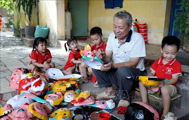 Ông Vũ Huy Đông, thôn Ông Hảo, xã Nguyễn Văn Linh, tỉnh Hưng Yên sản xuất các mặt hàng đồ chơi truyền thống. Ảnh: Thế Duyệt – TTXVN