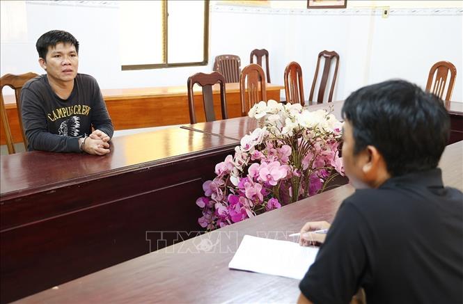 Đối tượng Trần Văn Bìa bị bắt giữ theo lệnh truy nã. Ảnh: TTXVN phát