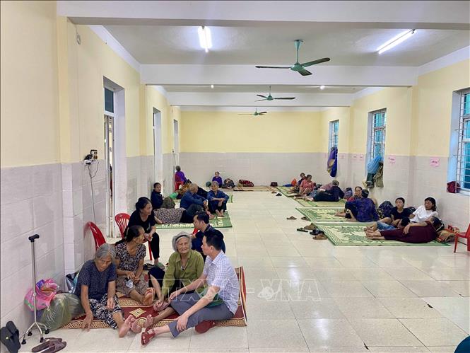 Người dân được bố trí sơ tại tại các điểm trường, nhà văn hóa kiên cố. Ảnh: Hữu Quyết - TTXVN