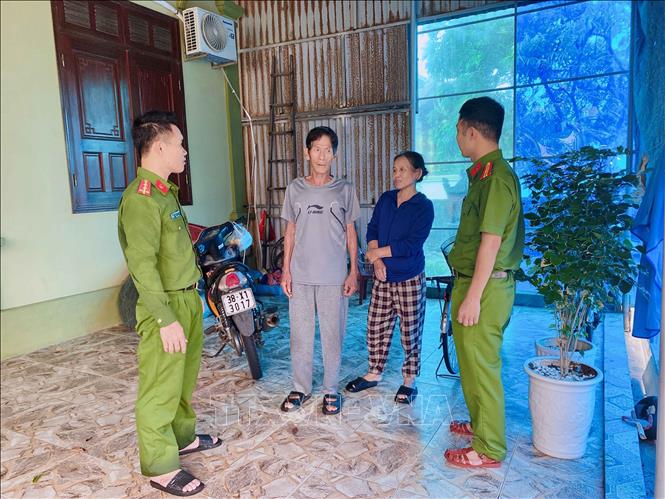Lực lượng công an xã Đan Hải vận động, tuyên truyền người dân vùng xung yếu di chuyển đến nơi sơ tán. Ảnh: Hữu Quyết - TTXVN
