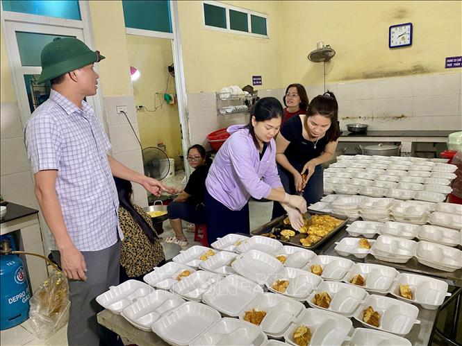 Tại các điểm sơ tán, người dân được cung cấp đầy đủ thức ăn, nhu yếu phẩm cần thiết. Ảnh: Hữu Quyết - TTXVN
