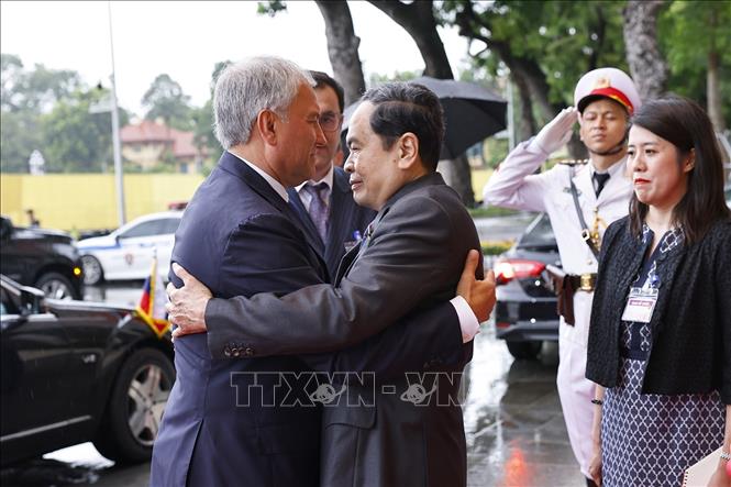 Chủ tịch Quốc hội Trần Thanh Mẫn đón Chủ tịch Duma Quốc gia Quốc hội Liên bang Nga Vyacheslav Volodin. Ảnh: Doãn Tấn - TTXVN
