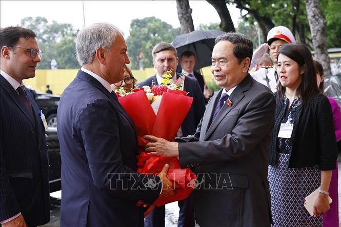 Chủ tịch Quốc hội Trần Thanh Mẫn đón Chủ tịch Duma Quốc gia Quốc hội Liên bang Nga Vyacheslav Volodin. Ảnh: Doãn Tấn - TTXVN