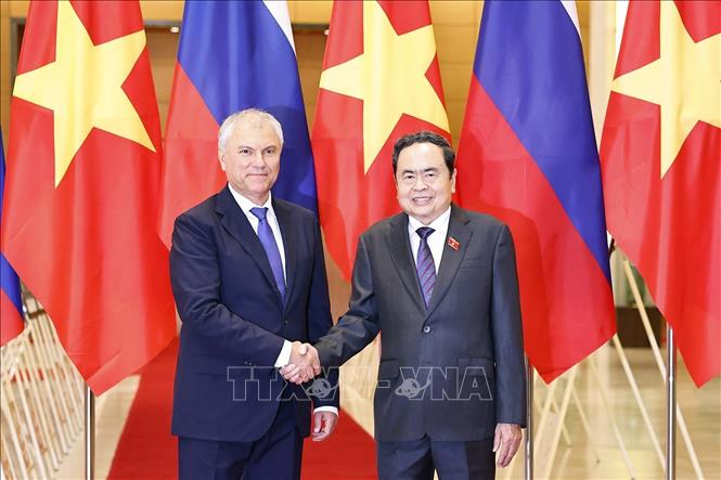 Chủ tịch Quốc hội Trần Thanh Mẫn đón Chủ tịch Duma Quốc gia Quốc hội Liên bang Nga Vyacheslav Volodin. Ảnh: Doãn Tấn - TTXVN