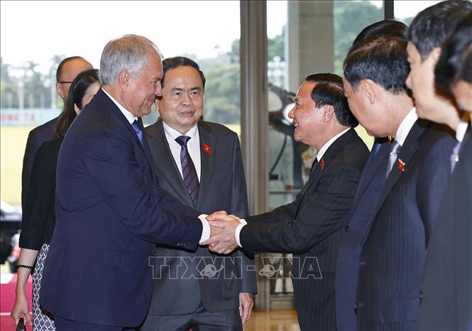 Chủ tịch Quốc hội Trần Thanh Mẫn giới thiệu thành viên đoàn Việt Nam với Chủ tịch Duma Quốc gia Quốc hội Liên bang Nga Vyacheslav Volodin. Ảnh: Doãn Tấn - TTXVN