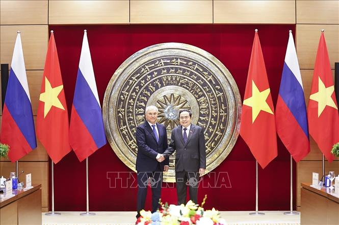 Chủ tịch Quốc hội Trần Thanh Mẫn đón Chủ tịch Duma Quốc gia Quốc hội Liên bang Nga Vyacheslav Volodin. Ảnh: Doãn Tấn - TTXVN