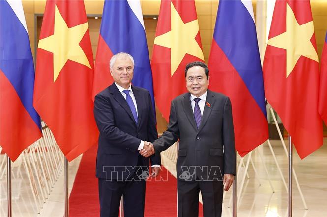 Chủ tịch Quốc hội Trần Thanh Mẫn đón Chủ tịch Duma Quốc gia Quốc hội Liên bang Nga Vyacheslav Volodin. Ảnh: Doãn Tấn - TTXVN