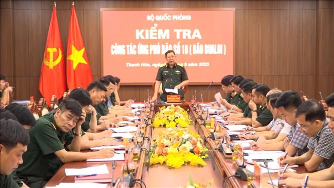 Lãnh đạo Bộ quốc phòng kiểm tra công tác phòng chống bão tại tỉnh Thanh Hóa. Ảnh: Nguyễn Nam-TTXVN