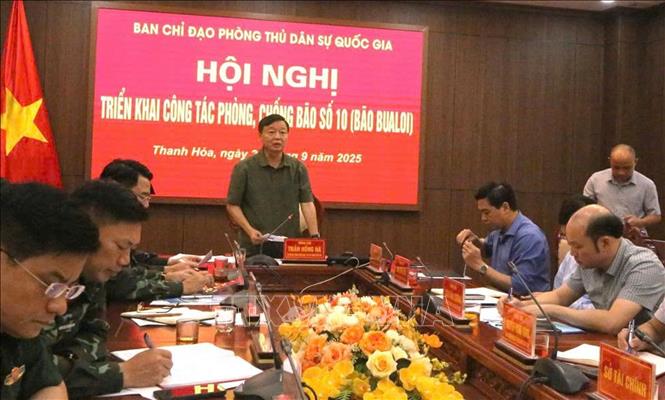 Phó Thủ tướng Trần Hồng Hà chủ trì họp triển khai công tác phòng, chống bão. Ảnh: TTXVN phát
