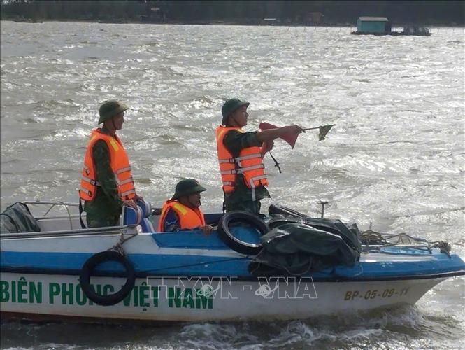 Bộ đội biên phòng tỉnh Thanh Hóa tuần tra, hướng dẫn tàu thuyền cập bến tránh bão. Ảnh: Nguyễn Nam-TTXVN