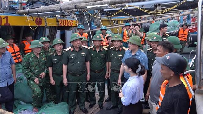 Lãnh đạo Bộ quốc phòng kiểm tra công tác phòng chống bão tại tỉnh Thanh Hóa. Ảnh: Nguyễn Nam-TTXVN