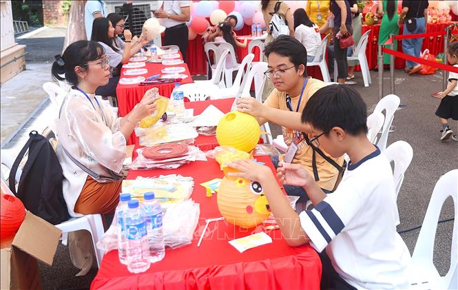 Đa dạng các trò chơi dân gian thu hút các em nhỏ tại sự kiện. Ảnh: Tất Đạt - PV TTXVN Singapore