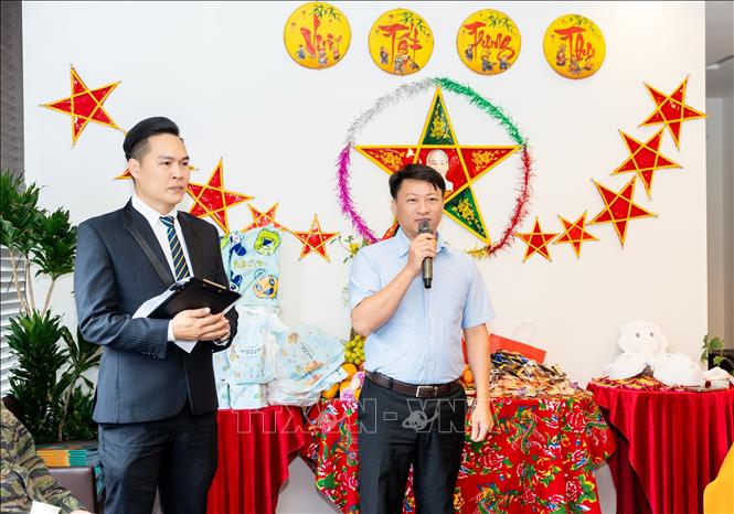 Đại diện Tổng Lãnh sự quán Việt Nam tại Fukuoka - ông Vũ Văn Trường phát biểu khai mạc chương trình. Ảnh: Xuân Giao - PV TTXVN tại Nhật Bản