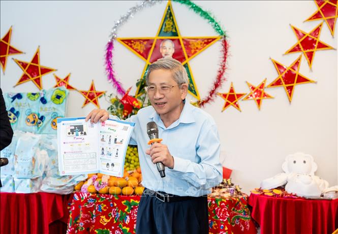 Giáo sư Nguyễn Minh Thuyết giới thiệu về bộ sách “Vui học tiếng Việt” cho trẻ em Việt Nam tại nước ngoài. Ảnh: Xuân Giao - PV TTXVN tại Nhật Bản