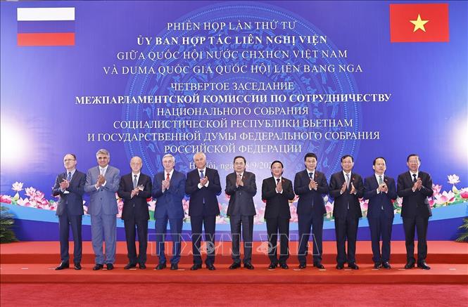 Chủ tịch Quốc hội Trần Thanh Mẫn và Chủ tịch Duma Quốc gia Quốc hội Liên bang Nga Vyacheslav Volodin với đại biểu. Ảnh: Doãn Tấn - TTXVN

 