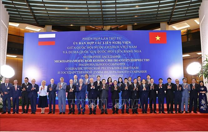 Chủ tịch Quốc hội Trần Thanh Mẫn và Chủ tịch Duma Quốc gia Quốc hội Liên bang Nga Vyacheslav Volodin với đại biểu. Ảnh: Doãn Tấn - TTXVN

 