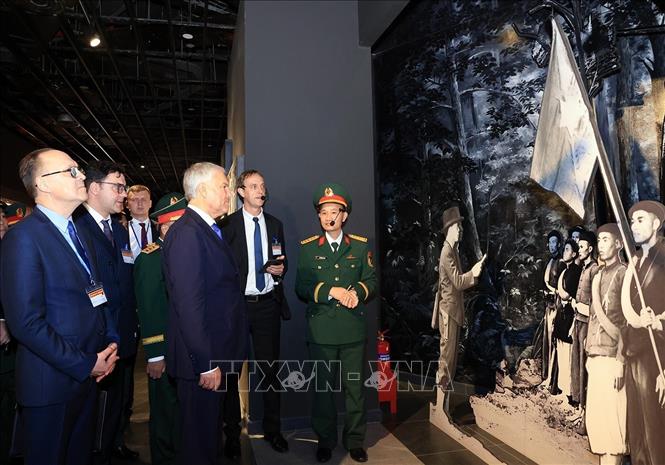 Chủ tịch Duma Quốc gia Nga Vyacheslav Volodin cùng đoàn đại biểu cấp cao thăm Bảo tàng Lịch sử Quân sự Việt Nam. Ảnh: Tuấn Anh - TTXVN