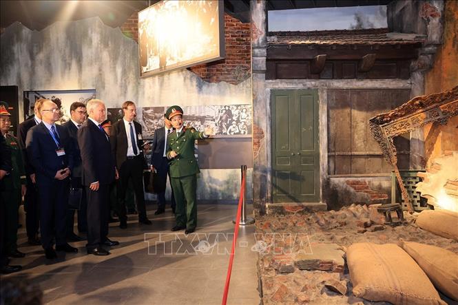Chủ tịch Duma Quốc gia Nga Vyacheslav Volodin cùng đoàn đại biểu cấp cao thăm Bảo tàng Lịch sử Quân sự Việt Nam. Ảnh: Tuấn Anh - TTXVN