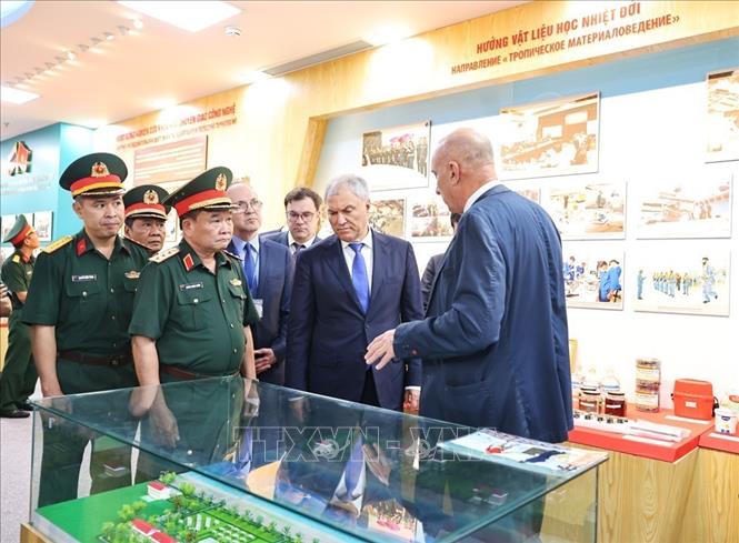 Chủ tịch Duma Quốc gia Nga Vyacheslav Volodin thăm phòng truyền thống của Trung tâm Nhiệt đới Việt – Nga. Ảnh: Minh Đức - TTXVN