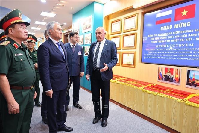 Chủ tịch Duma Quốc gia Nga Vyacheslav Volodin thăm phòng truyền thống của Trung tâm Nhiệt đới Việt – Nga. Ảnh: Minh Đức - TTXVN