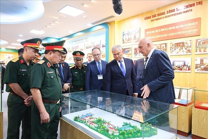 Chủ tịch Duma Quốc gia Nga Vyacheslav Volodin thăm phòng truyền thống của Trung tâm Nhiệt đới Việt – Nga. Ảnh: Minh Đức - TTXVN
