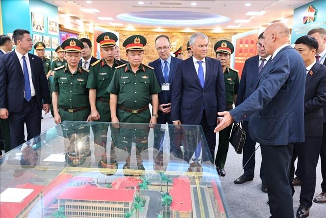 Chủ tịch Duma Quốc gia Nga Vyacheslav Volodin thăm phòng truyền thống của Trung tâm Nhiệt đới Việt – Nga. Ảnh: Minh Đức - TTXVN