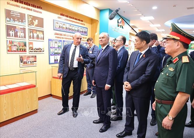 Chủ tịch Duma Quốc gia Nga Vyacheslav Volodin thăm phòng truyền thống của Trung tâm Nhiệt đới Việt – Nga. Ảnh: Minh Đức - TTXVN