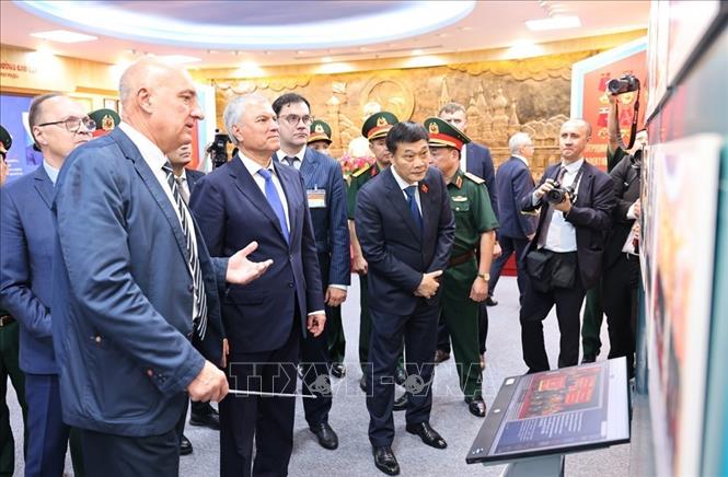 Chủ tịch Duma Quốc gia Nga Vyacheslav Volodin thăm phòng truyền thống của Trung tâm Nhiệt đới Việt – Nga. Ảnh: Minh Đức - TTXVN