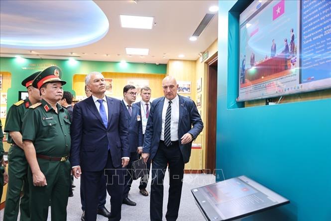 Chủ tịch Duma Quốc gia Nga Vyacheslav Volodin thăm phòng truyền thống của Trung tâm Nhiệt đới Việt – Nga. Ảnh: Minh Đức - TTXVN