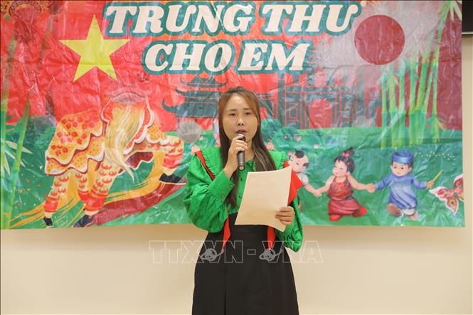 Bà Lê Thương, Chủ tịch Hội người Việt vùng Osaka, phát biểu khai mạc ngày hội Trung thu tại Osaka. Ảnh: Nguyễn Tuyến - Pv TTXVN tại Nhật Bản
