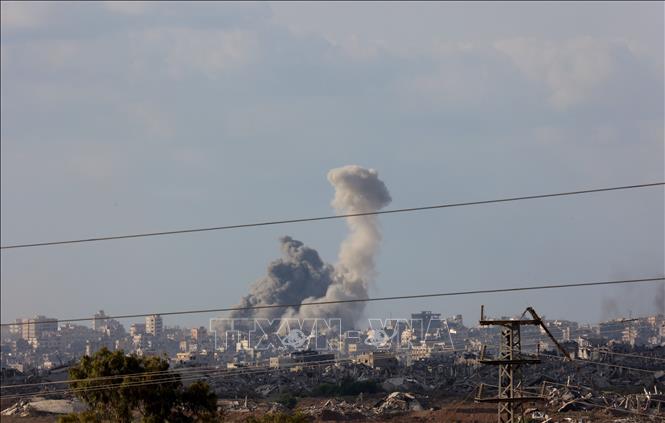Khói bốc lên sau cuộc không kích của Israel xuống thành phố Gaza ngày 25/9/2025. Ảnh: THX/TTXVN