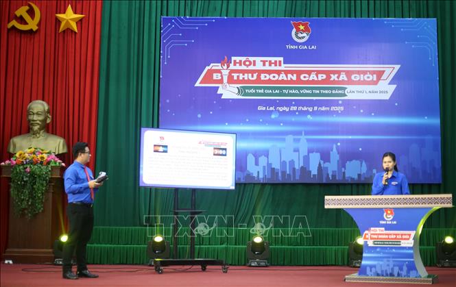 Thí sinh thể hiện kỹ năng xử lý tình huống trong công tác đoàn tại Hội thi Bí thư đoàn cấp xã giỏi tỉnh Gia Lai lần thứ I năm 2025. Ảnh: Quang Thái- TTXVN