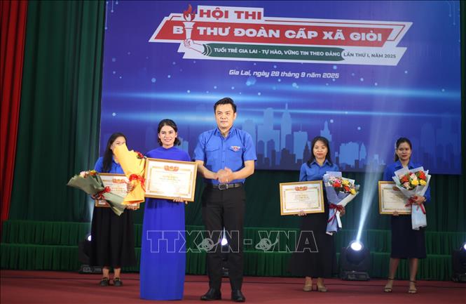 Ban Tổ chức trao giải Nhất cho thí sinh xuất sắc tại Hội thi Bí thư đoàn cấp xã giỏi tỉnh Gia Lai lần thứ I năm 2025. Ảnh: Quang Thái- TTXVN