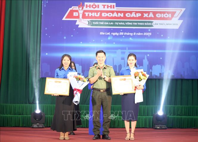 Ban Tổ chức trao 2 giải ba tại Hội thi Bí thư đoàn cấp xã giỏi tỉnh Gia Lai lần thứ I năm 2025. Ảnh: Quang Thái- TTXVN