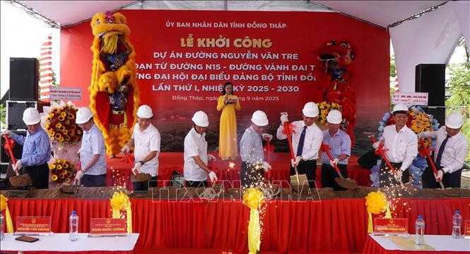 Các đại biểu thực hiện nghi thức khởi công dự án. Ảnh: Nhựt An - TTXVN 