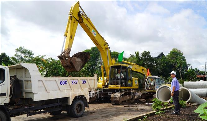 Máy móc, thiết bị hoạt động sau lễ khởi công dự án đường Nguyễn Văn Tre. Ảnh: Nhựt An - TTXVN