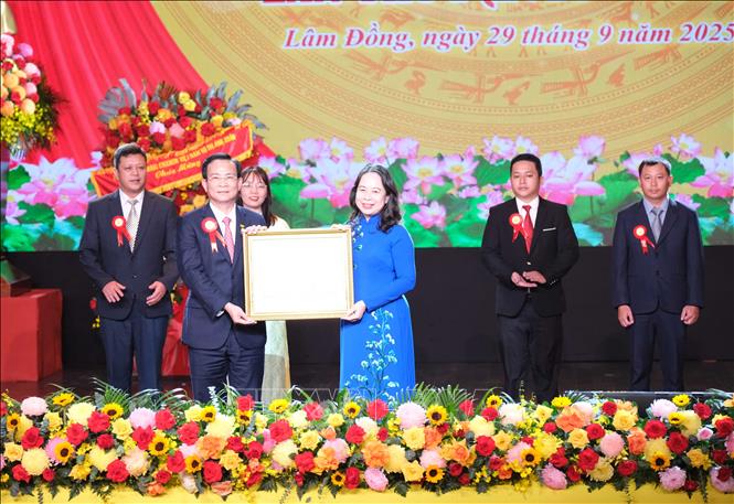 Phó Chủ tịch nước Võ Thị Ánh Xuân trao danh hiệu Chiến sĩ thi đua toàn quốc cho ông Hồ Văn Mười, Chủ tịch UBND tỉnh Lâm Đồng và các cá nhân. Ảnh: Nguyễn Dũng – TTXVN