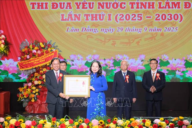Phó Chủ tịch nước Võ Thị Ánh Xuân trao Huân chương Lao động cho các tập thể có thành tích xuất sắc trong phong trào thi đua giai đoạn 2020 – 2025. Ảnh: Nguyễn Dũng – TTXVN