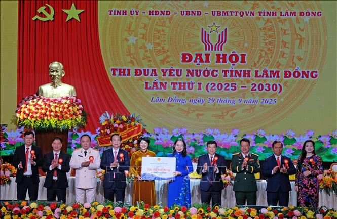Phó Chủ tịch nước Võ Thị Ánh Xuân trao biểu trưng ủng hộ 200 triệu đồng cho đại diện Ủy ban Mặt trận Tổ quốc Việt Nam tỉnh Lâm Đồng. Ảnh: Nguyễn Dũng – TTXVN