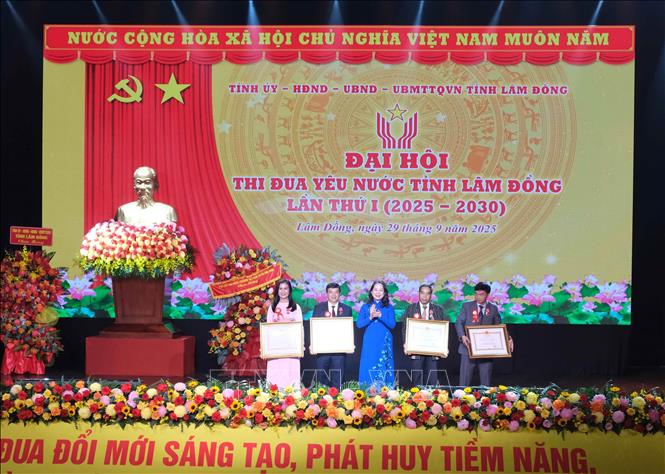 Phó Chủ tịch nước Võ Thị Ánh Xuân trao Huân chương Lao động cho các cá nhân có thành tích xuất sắc trong phong trào thi đua giai đoạn 2020 – 2025. Ảnh: Nguyễn Dũng – TTXVN