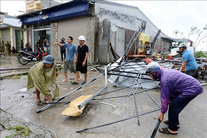 Người dân tổ dân phố Nghĩa Chỉ, xã Thái Thụy, khẩn trương khắc phục hậu quả của dông lốc. Ảnh: Thế Duyệt –TTXVVN