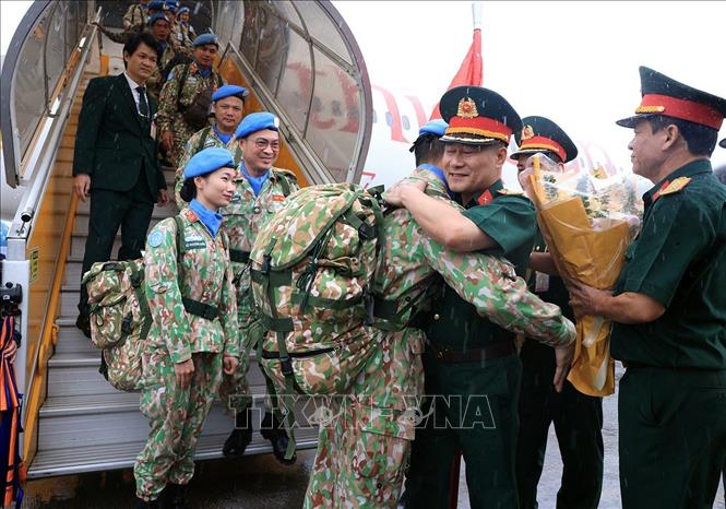 Lãnh đạo Cục Gìn giữ hoà bình Việt Nam đón Đội Công binh số 3 tại sân bay quốc tế Nội Bài. Ảnh: Tuấn Anh - TTXVN