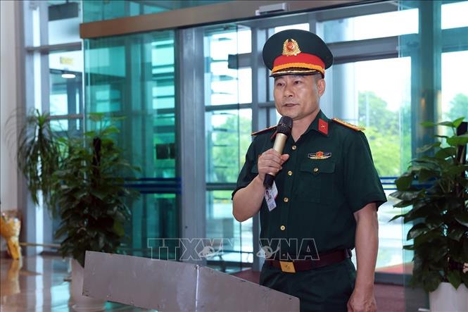 Cục phó Cục Gìn giữ hoà bình Việt Nam Mạc Đức Trọng chúc mừng Đội Công binh số 3 đã hoàn thành nhiệm vụ quốc tế. Ảnh: Tuấn Anh - TTXVN