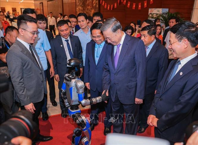Tổng Bí thư Tô Lâm và Thủ tướng Phạm Minh Chính cùng các đại biểu tham quan triển lãm thành tựu khoa học và công nghệ. Ảnh: Hoàng Hiếu - TTXVN