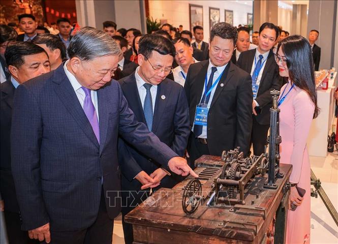 Tổng Bí thư Tô Lâm và đại biểu tham quan triển lãm. Ảnh: Hoàng Hiếu - TTXVN
