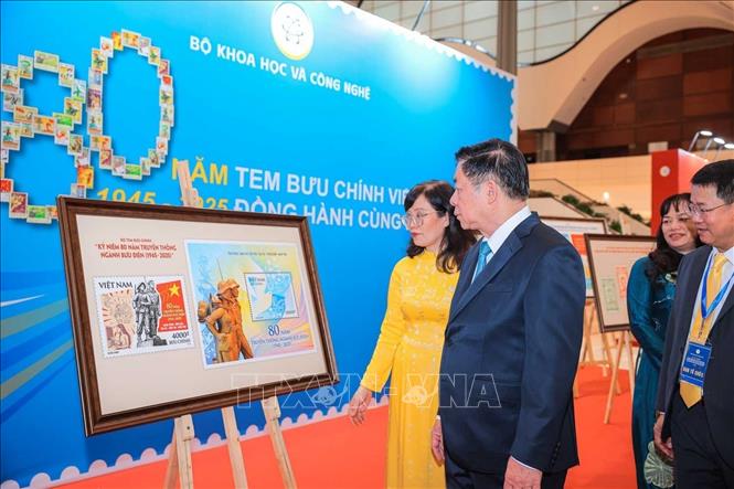 Đồng chí Nguyễn Trọng Nghĩa, Uỷ viên Bộ Chính trị, Bí thư Trung ương Đảng, Trưởng Ban Tuyên giáo và Dân vận Trung ương tham quan triển lãm. Ảnh: Hoàng Hiếu - TTXVN
