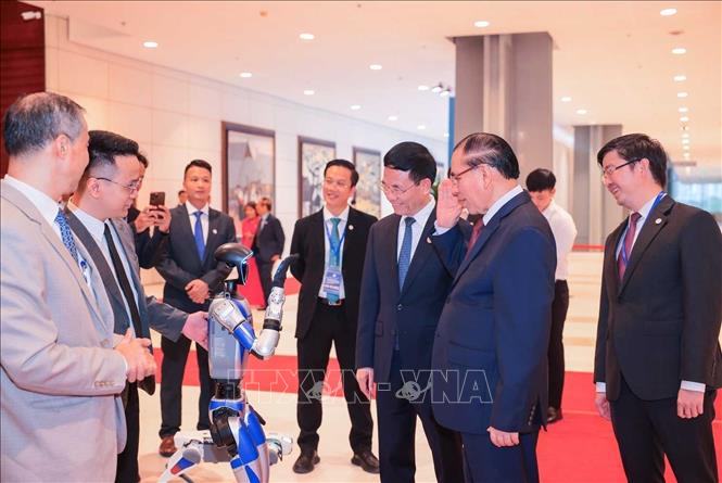 Nguyên Tổng Bí thư Nông Đức Mạnh tham quan triển lãm thành tựu khoa học và công nghệ. Ảnh: Hoàng Hiếu - TTXVN